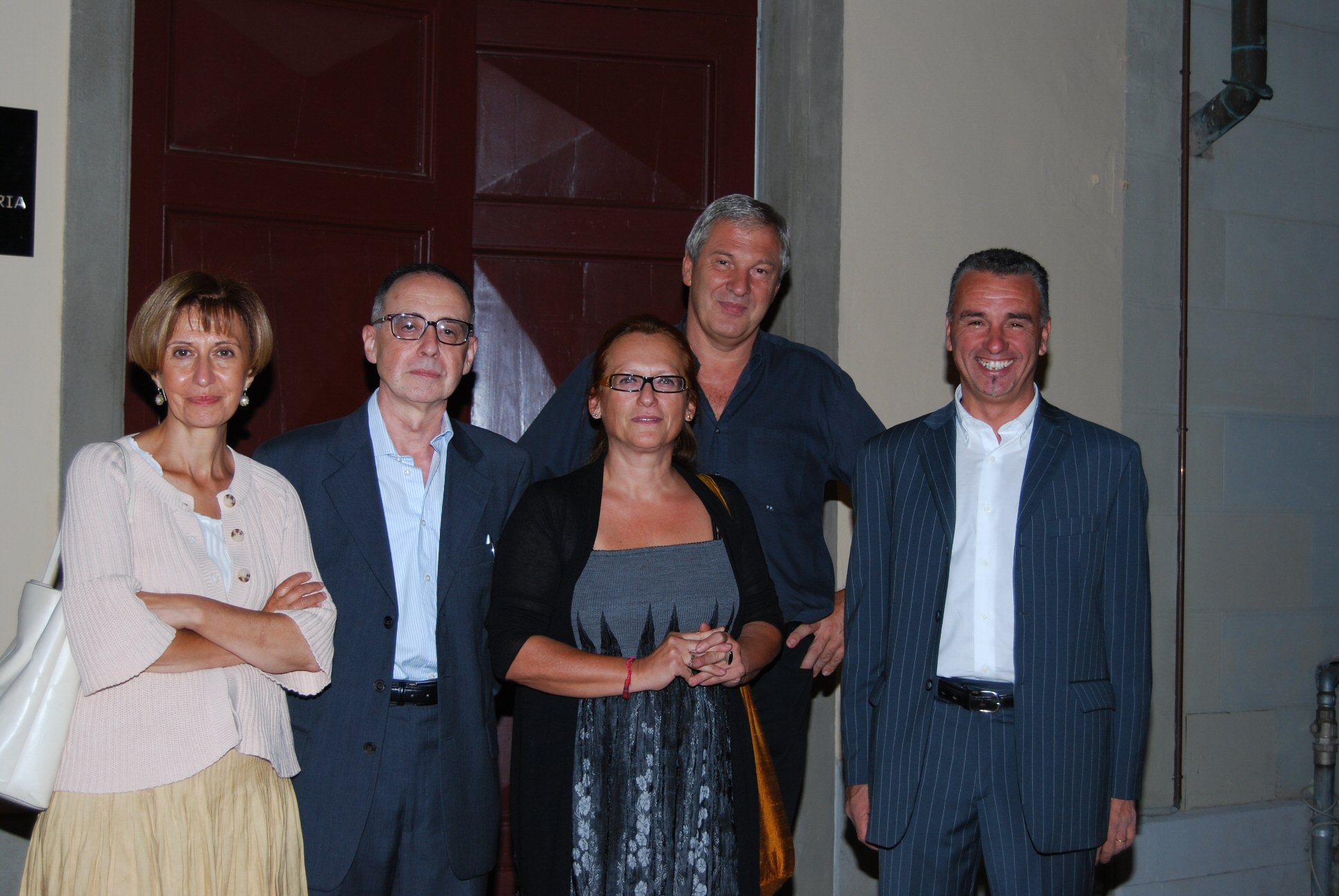 da sinistra: Simonetta Pecini, Giovanni Parlavecchia, Vania Pucci, Paolo Regini, Giovanni Occhipinti all'ingresso del teatro