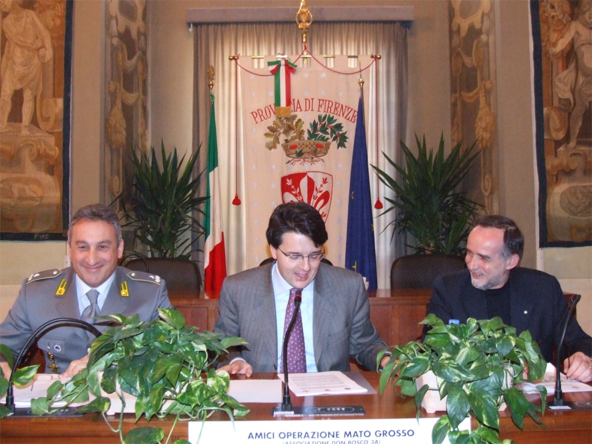 Presentazione delle iniziative a sostegno dell'operazione Mato Grosso: da sinistra Generale Giorgio Toschi, Presidente Matteo Renzi, Assessore Silvano Gori