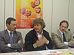 Nella foto Giancarlo Antognoni tra il sindaco di Scandicci, Simone Gheri (a sinistra) e il direttore sanitario del Nuovo San Giovanni di Dio, Alberto Appicciafuoco (a destra).
