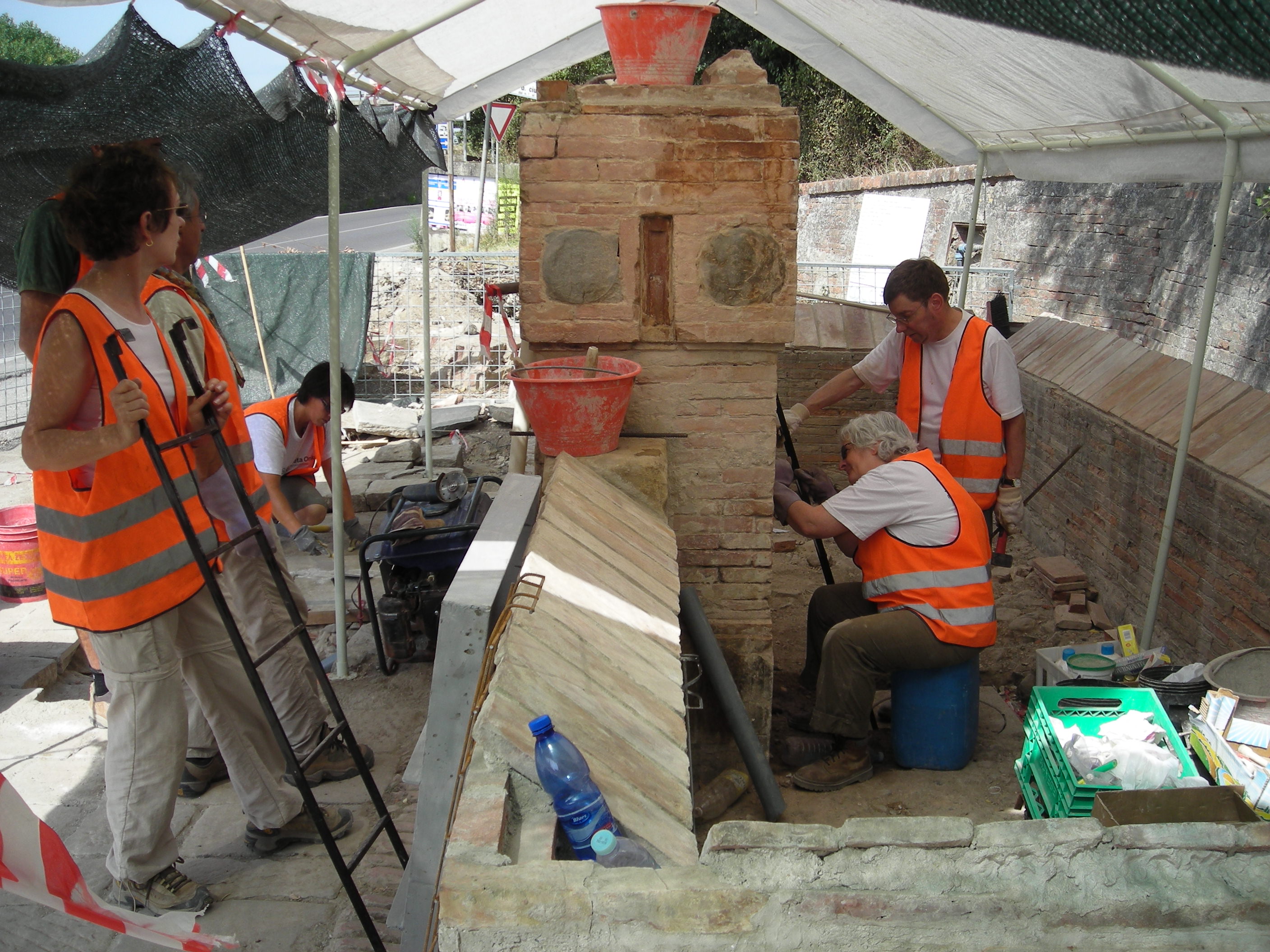 volontari italiani e americani impegnati nelle operazioni di restauro