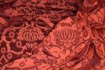 Un damasco rosso, tra i tessuti esposti nella Limonaia di Palazzo Medici Riccardi