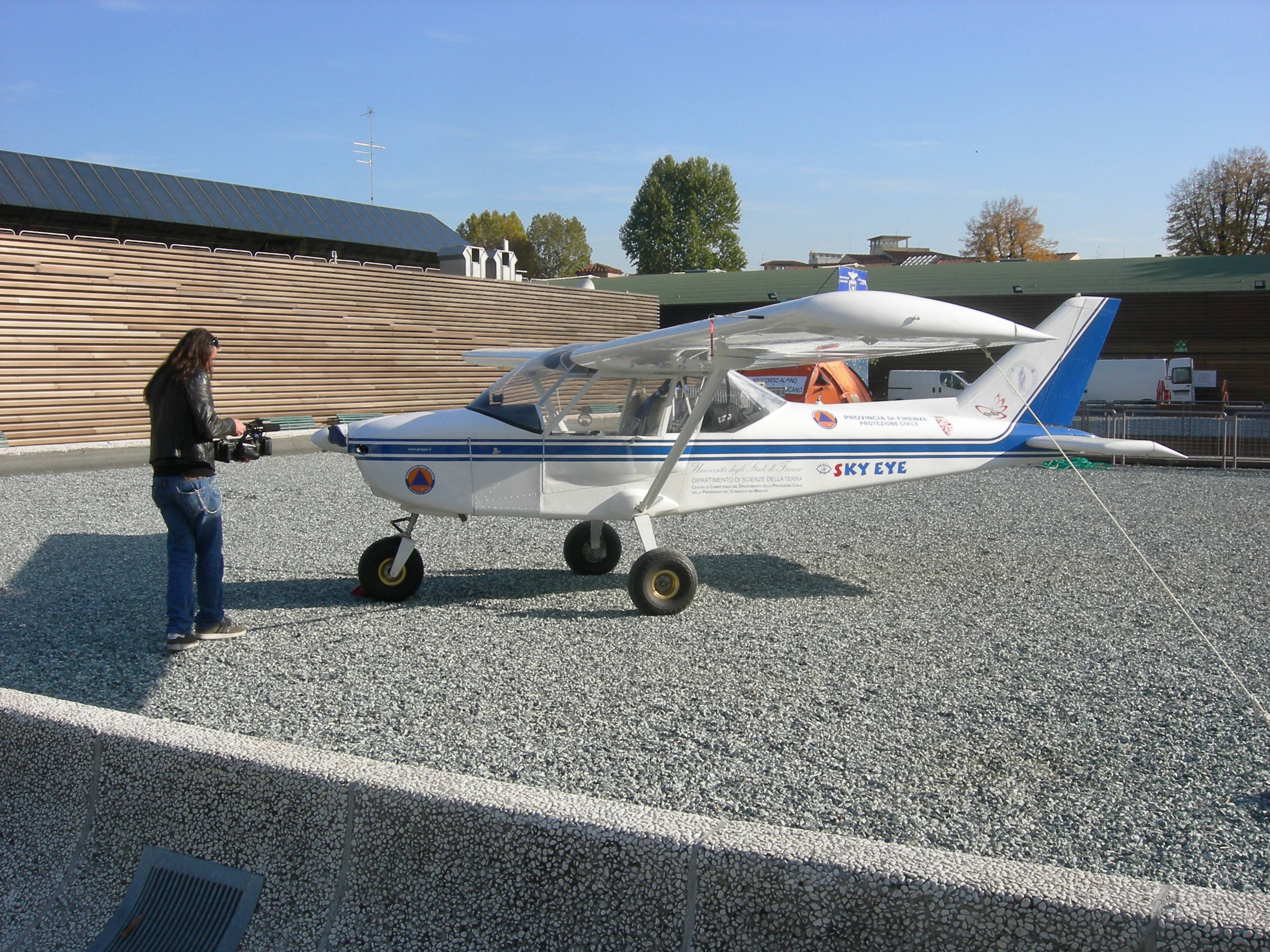 Dire e Fare 2009: aereo ultraleggero della Protezione civile della Provincia di Firenze esposto al Salone della Salvaguardia