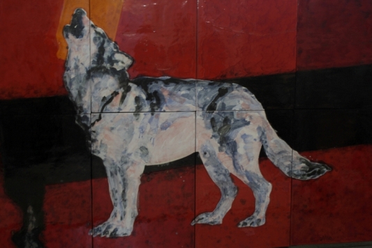 L'opera in tarracotta "Canto alla luna"