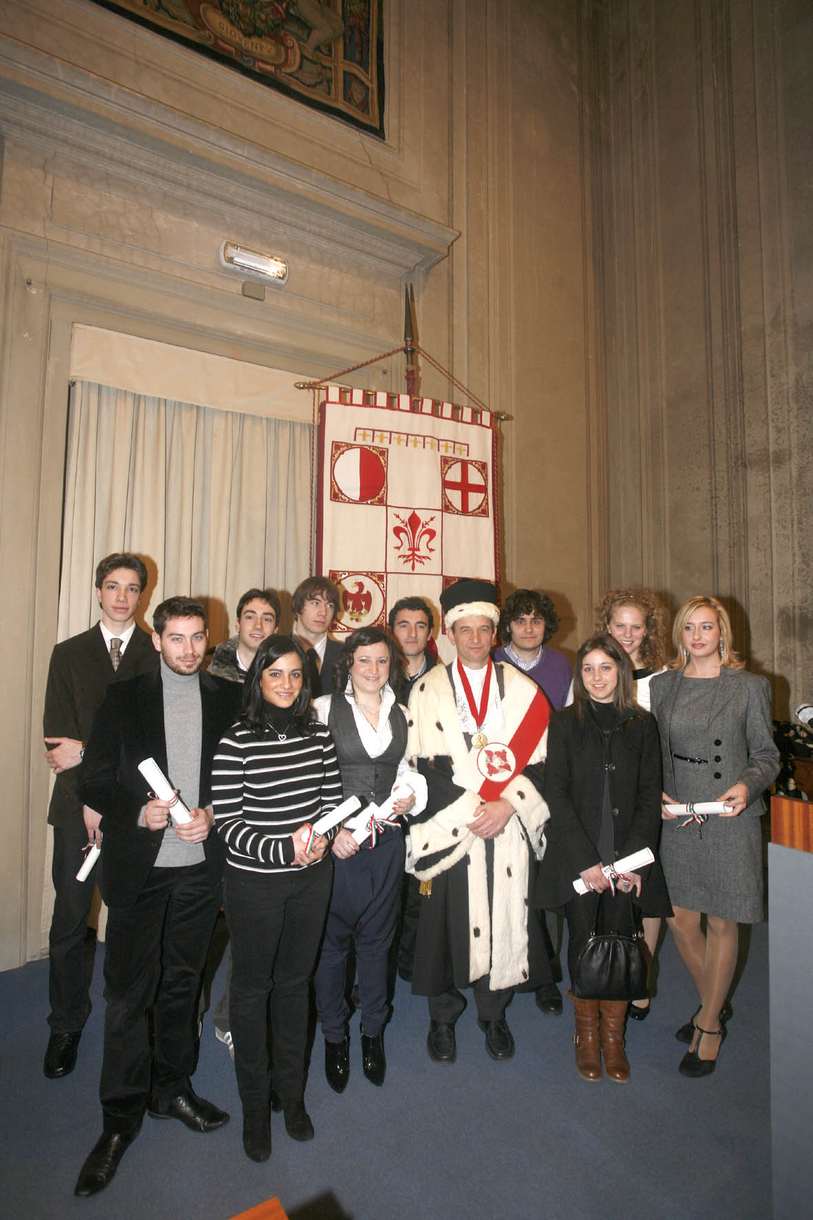 Il Rettore Alberto Tesi con gli studenti premiati