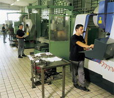 OPerai al lavoro in un'industria toscana