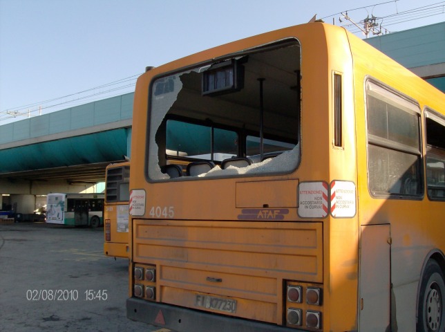 Gli effetti del vandalismo dei tifosi su un bussino Ataf