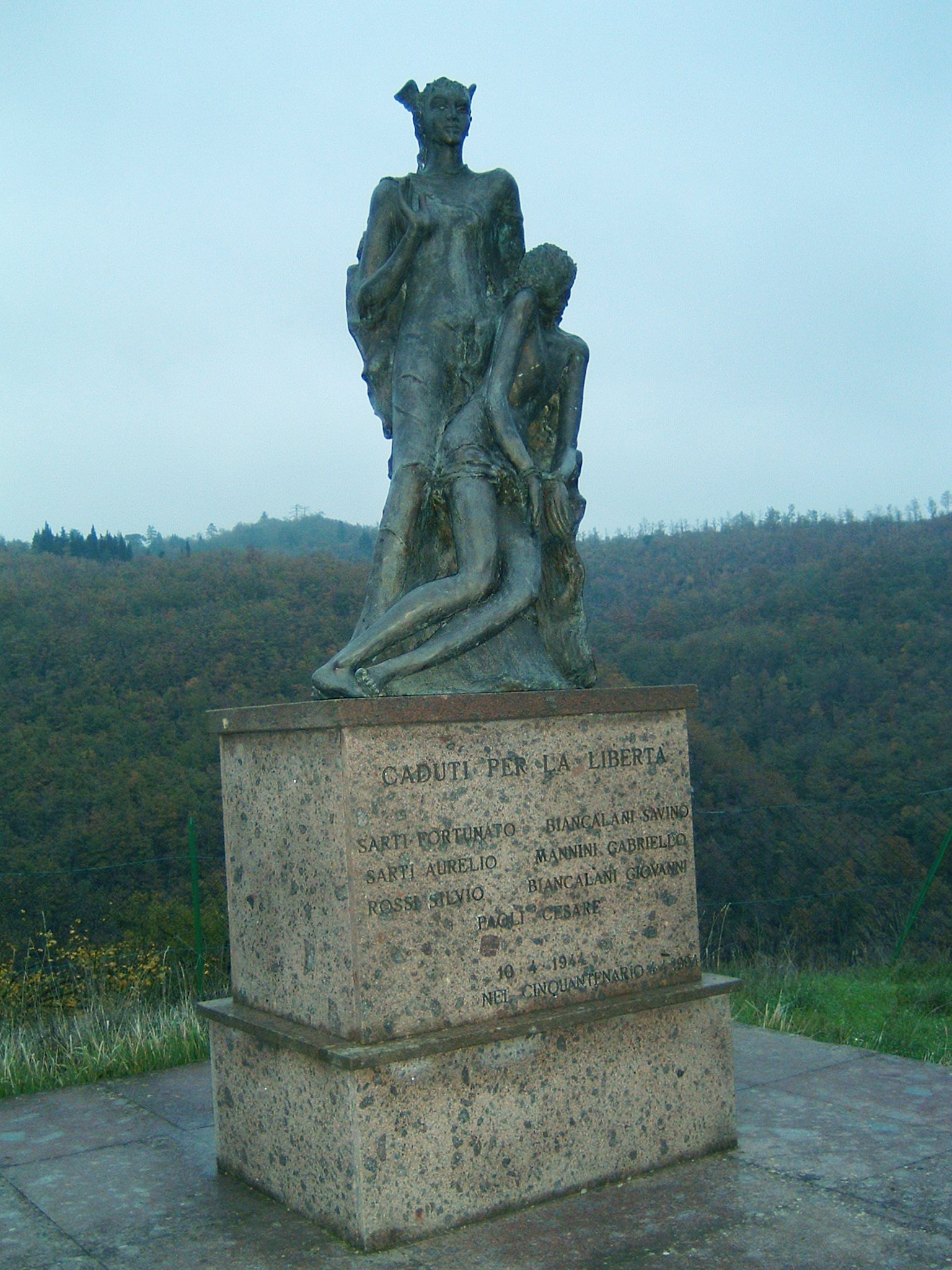 Monumento commemorativo dell'eccidio di Cerreto Maggio (foto di Giovanni Baldini dal sito ResistenzaToscana.it)