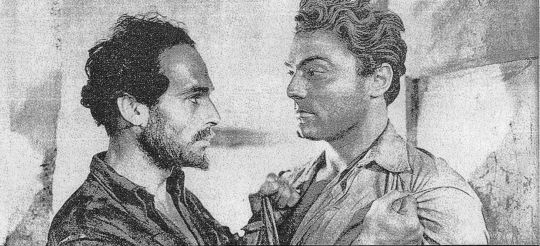 Da sinistra, Gianni Rizzo e Luigi Toso in una scena tratta da «La città dolente», la pellicola sull'esodo istriano diretta da Mario Bonnard