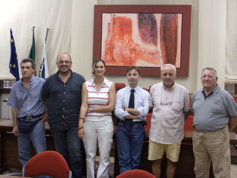 Il Sindaco Nocentini, al centro, con l’Assessore allo Sport Caterina Cardi e alcuni dei soci fondatori della ASD Giallo-Blu Figline