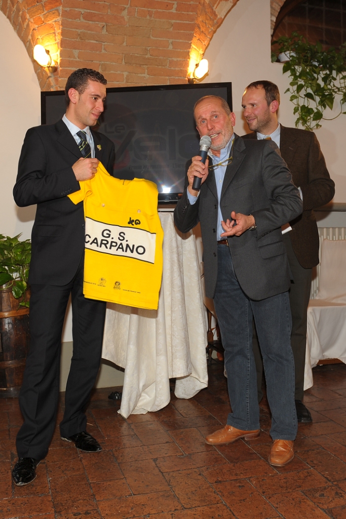 Vincenzo Nibali premiato a Le Velò Foto Maurizio Fiorenzani