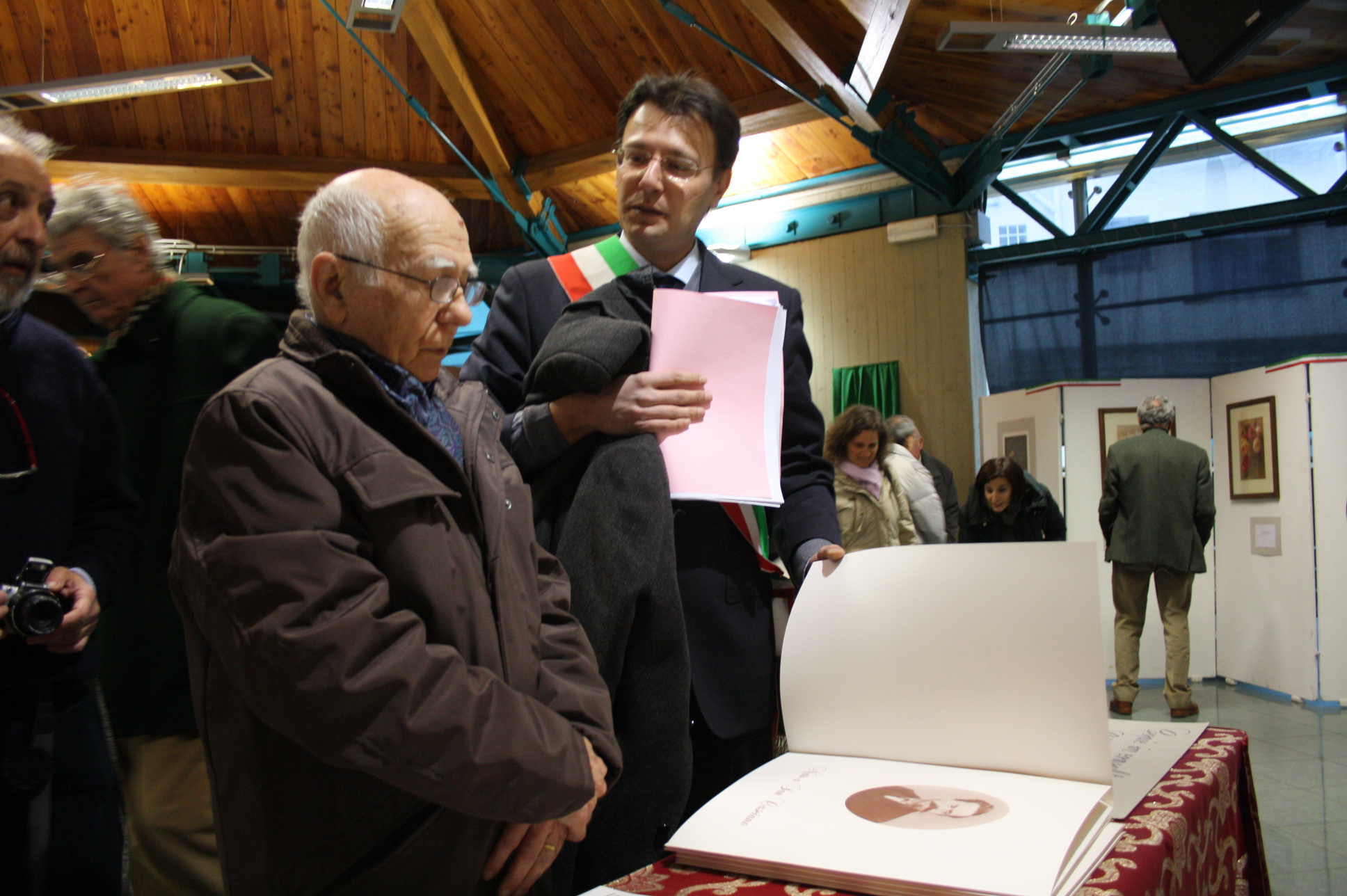 Il sindaco di San Casciano all'inaugurazione della mostra su Tito Chelazzi