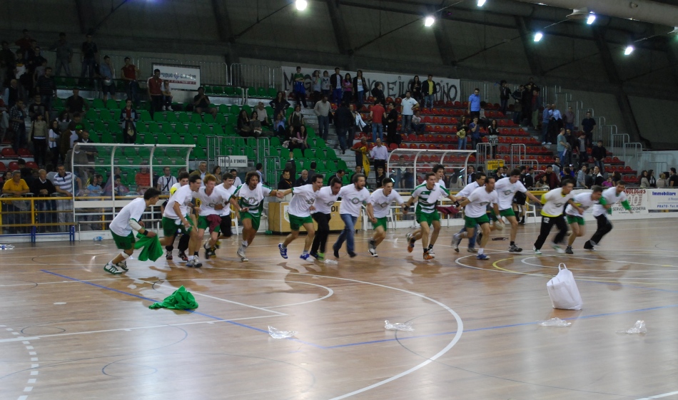 La festa in campo dei giocatori del Tavarnelle per la promozione in A2