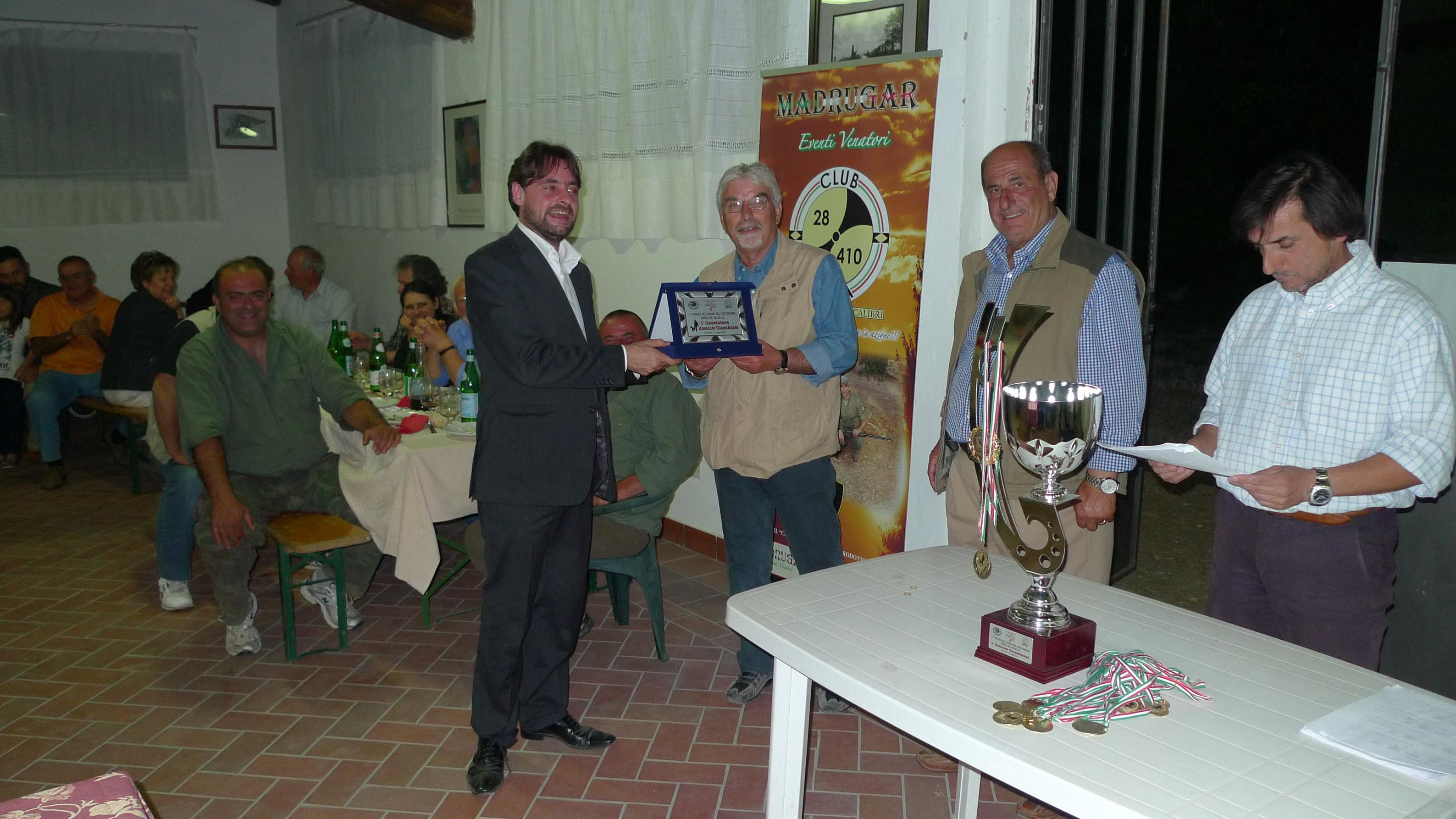 Trofeo - miglior cacciatore - Giulio Mangani premia Alessandro Corti