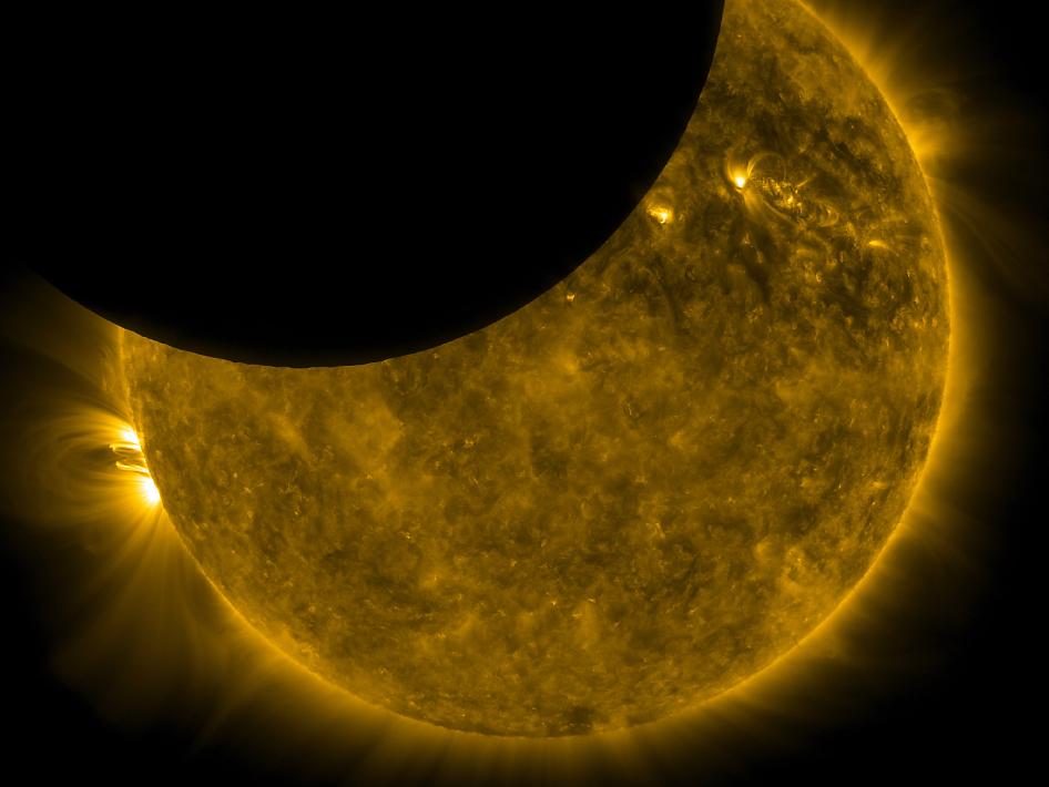 La Luna e il Sole (Foto Nasa)