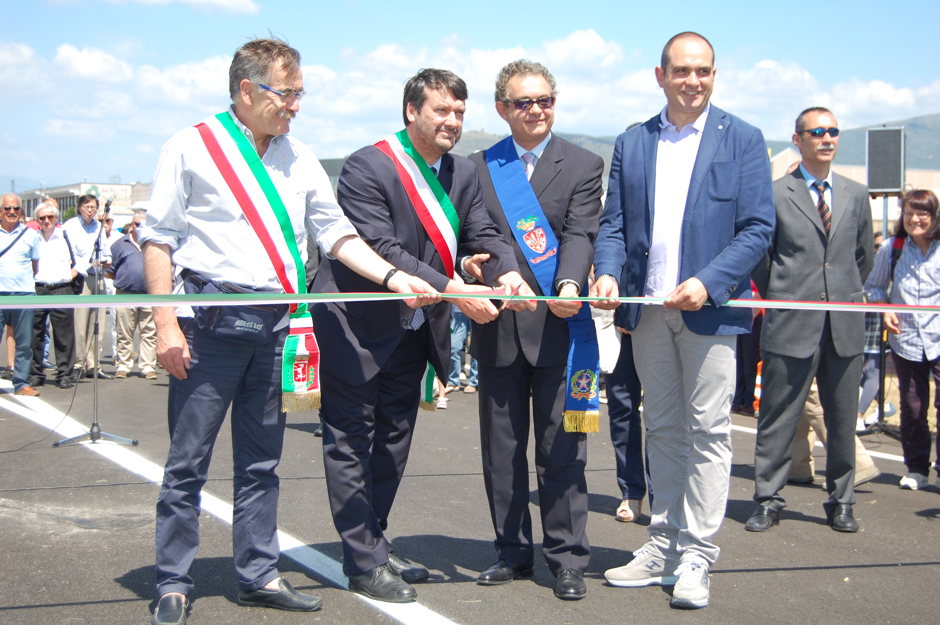 I sindaci Chini (Campi B); Gianassi (Sesto F.) il presidente Barducci (Provincia di Fi) e Ceccobao (Assessore regionale Trasporti) tagliano il nastro del lotto 5a della Mezzana Perfetti Ricasoli