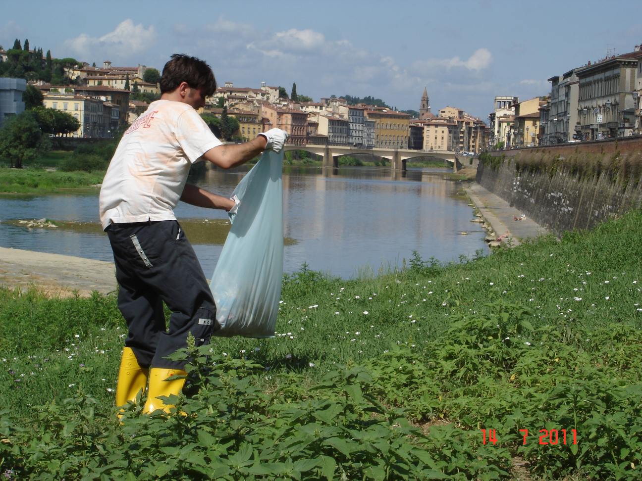 Detenuti levano i rifiuti dall'Arno