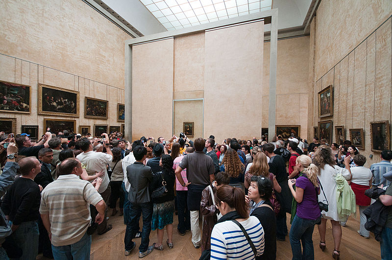 Folla davanti alla Gioconda al Louvre (immagineda Wikimedia Commons)