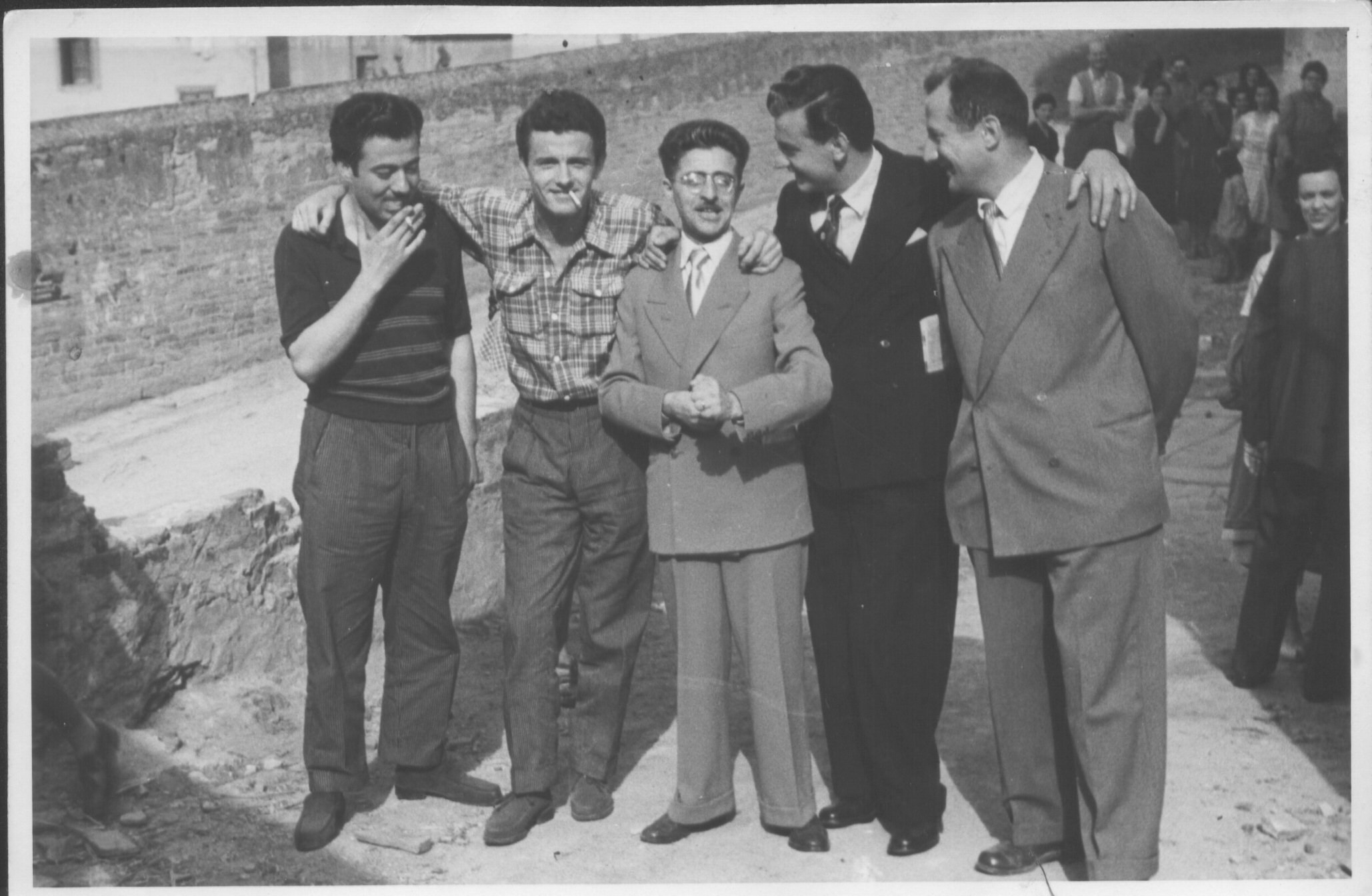 Nella foto: Giorgio Mori (secondo da sinistra) in un'immagine del 1948 insieme ad alcuni suoi cari amici di Castelfiorentino. Si riconoscono, nell'ordine (da sinistra) Renzo Spinelli, Francesco Parlavecchia e Mario Tafi.