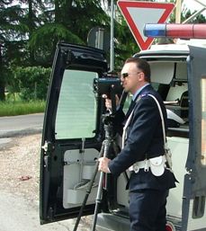 Agente di Polizia Municipale con telelaser