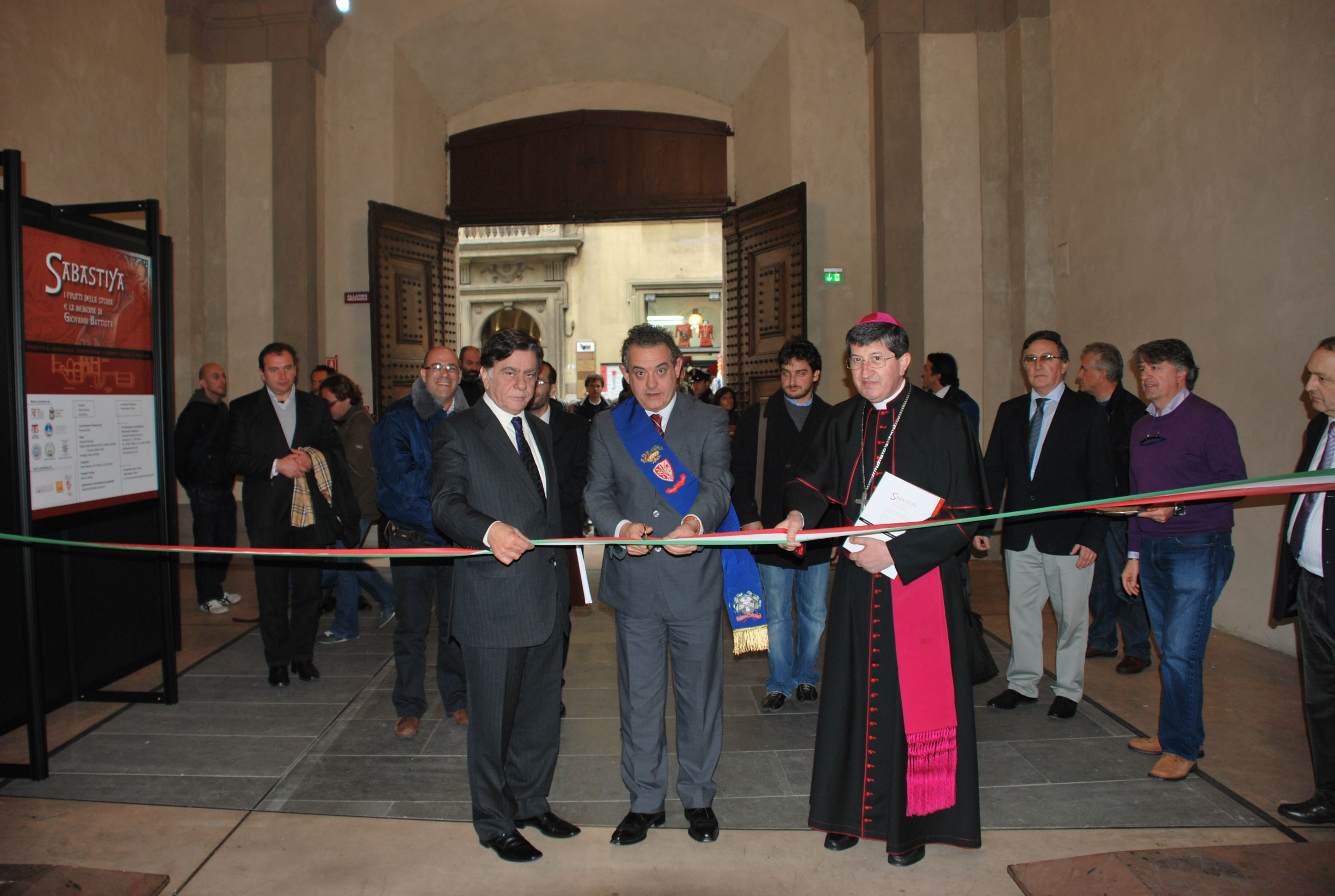 taglio del nastro della mostra Sabastiaya