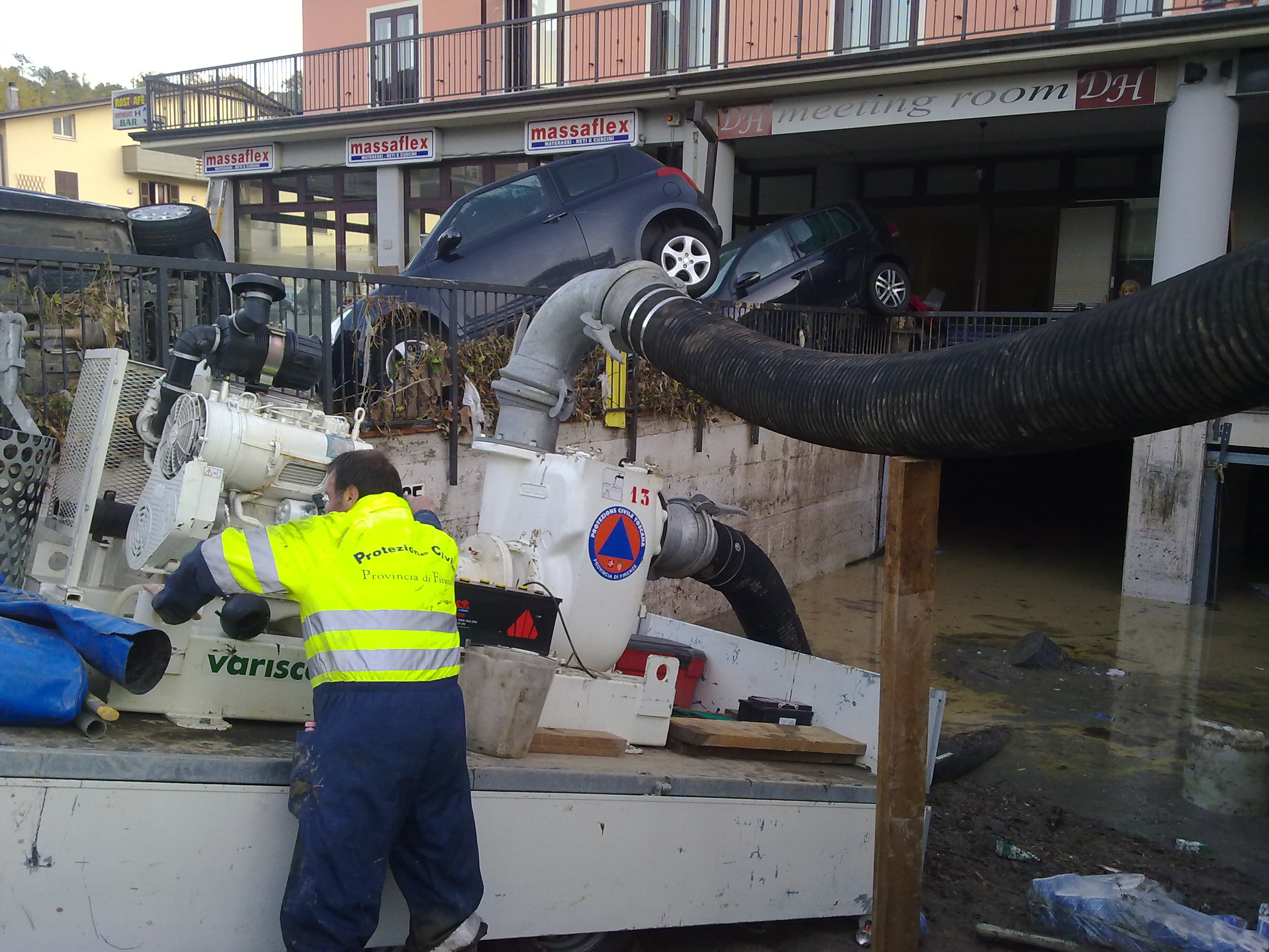 Mezzi della protezione civile della Provincia di Firenze impegnati nell'ultima alluvione
