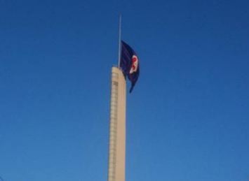 Bandiera della Fiorentina sulla torre di Maratona