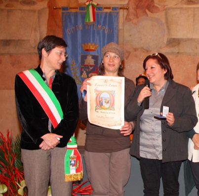 Il sindaco Cappelli e Eleonora Gallerini con il diploma del Premio sant'Andrea
