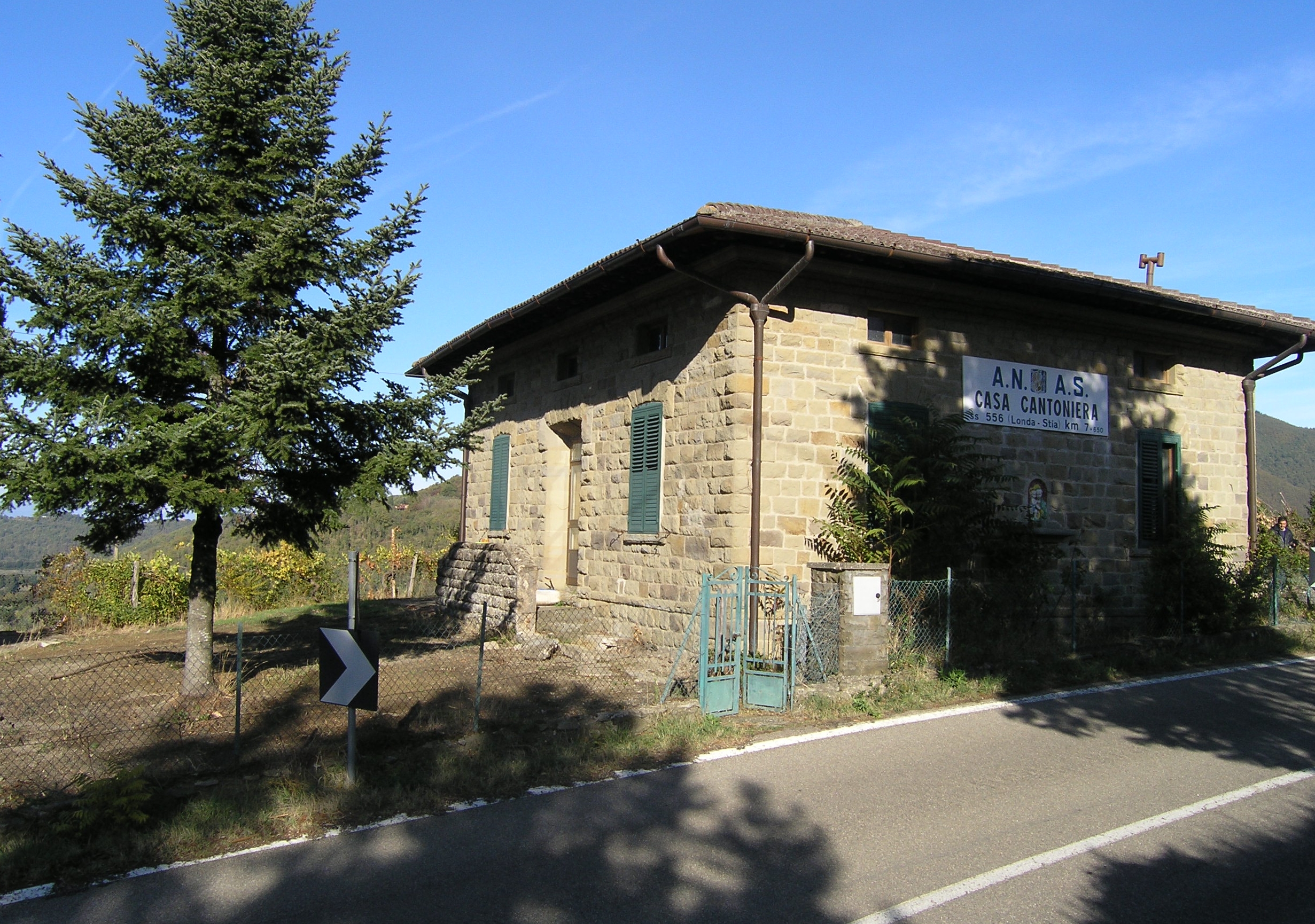 Ex casa colonica sulla provinciale Londa-Stia