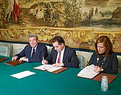 Firma  dell'intesa preliminare del nuovo Piano interprovinciale di gestione dei rifiuti di Firenze, Prato e Pistoia: da sinistra Gestri, Barducci, Fratoni