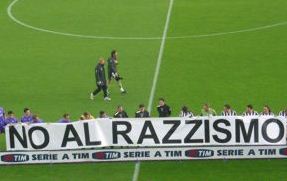 Striscione 'No al razzismo' allo stadio Franchi