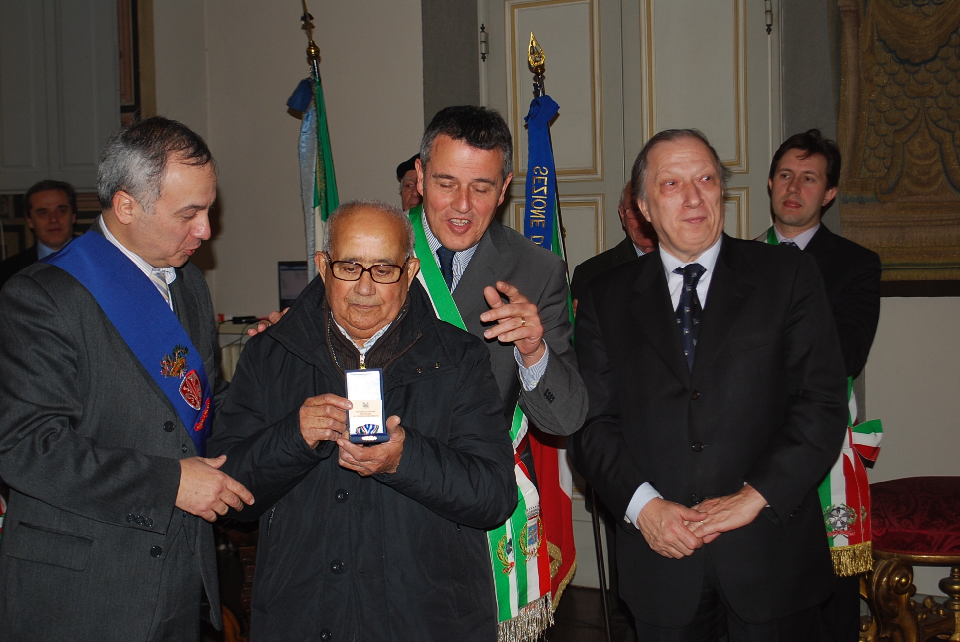 A sinistra l'assessore provinciale Giovanni Di Fede, dietro l'insignito Sestilio Dirindelli, sindaco del suo comune Tavarnelle Val di Pesa, e a destra il prefetto Paolo Padoin