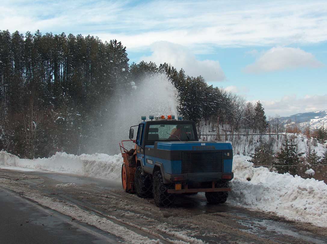 Mezzi al lavoro per ripulire le strade provinciali