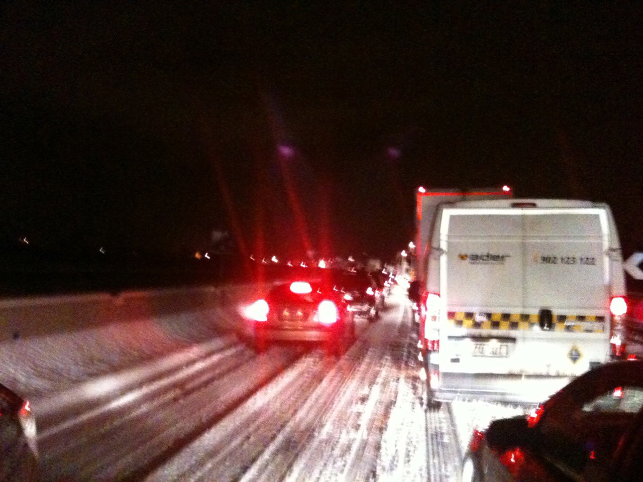 Veicoli nella neve in autostrada