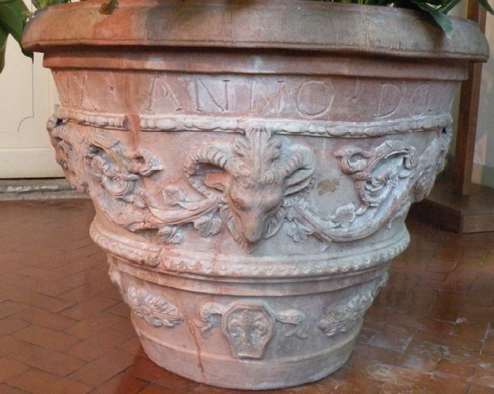 Antica terracotta presa a modello per le nuove fioriere di Firenze