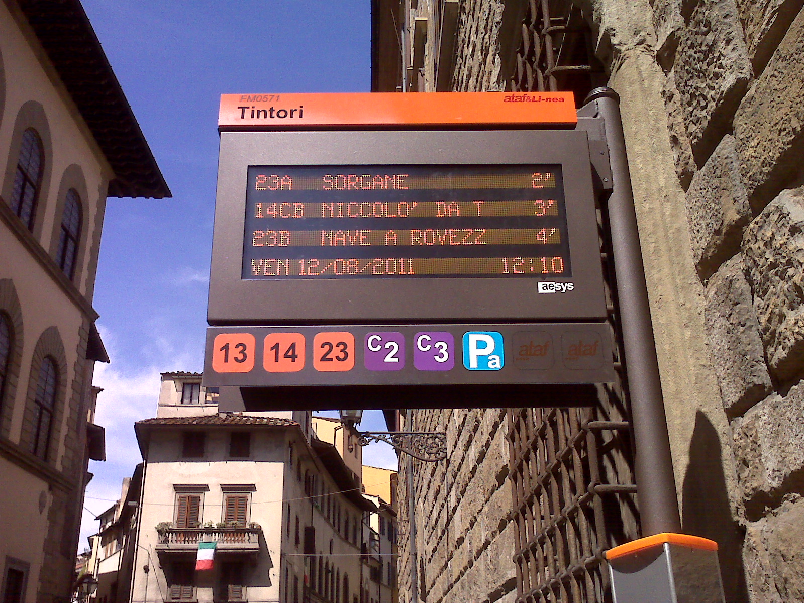 Palina elettronica a una fermata di trasporto pubblico urbano