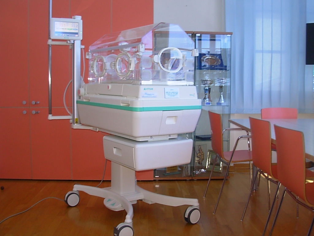 Donata un'incubatrice di nuova generazione alla terapia intensiva neonatale del Meyer