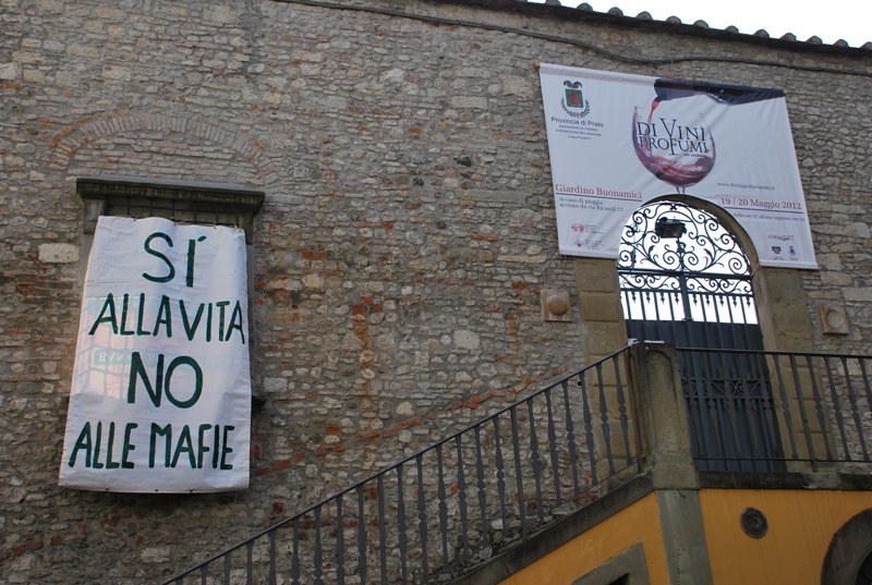 Lo striscione "Sì alla vita, no alle mafie" accanto all'ingresso del giardino Buonamici