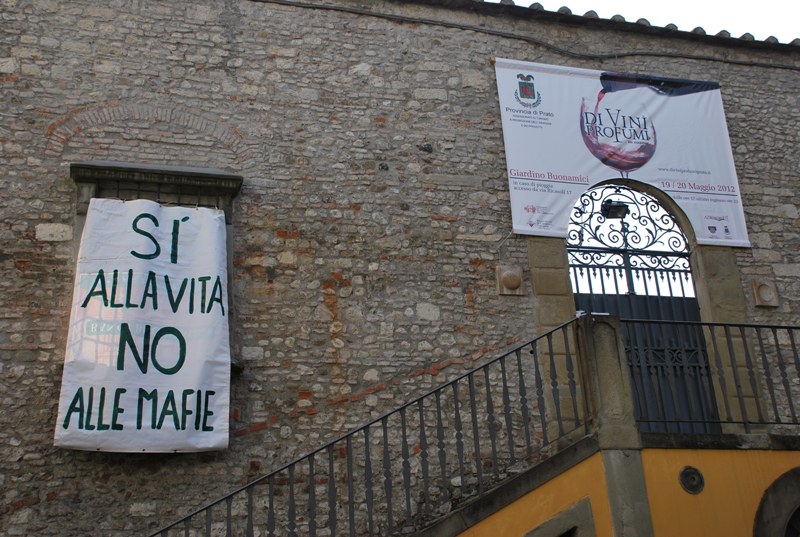 Lo striscione 'si' alla vita, no alle mafie' accanto all'ingresso del giardino Buonamici