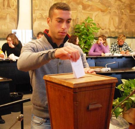 Ragazzo vota al Parlamento degli studenti in Palazzo Medici Riccardi