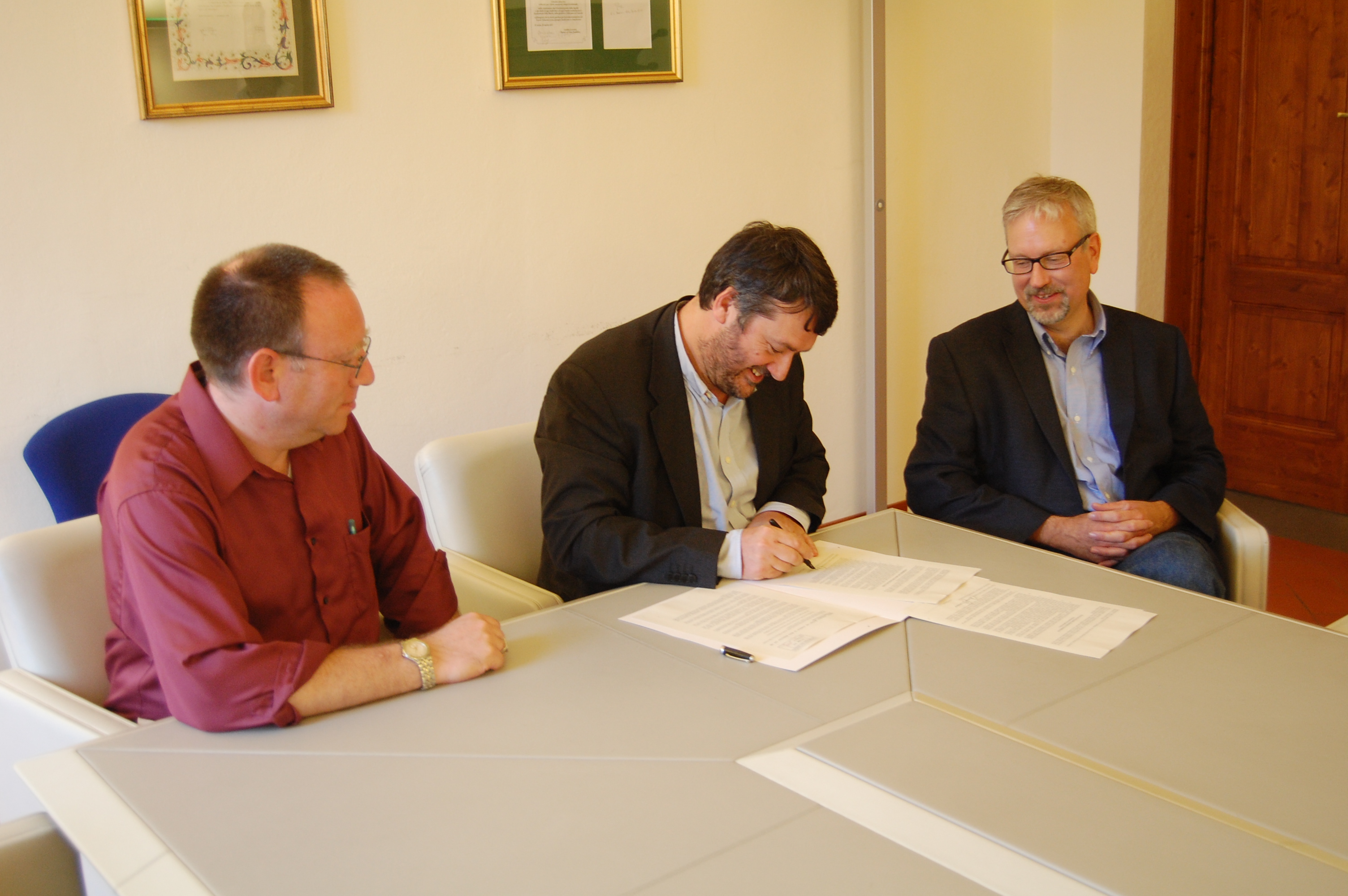 Il sindaco Gianni Gianassi firma il protocollo alla presenza diPatrick Rumble e Daniel Gold
