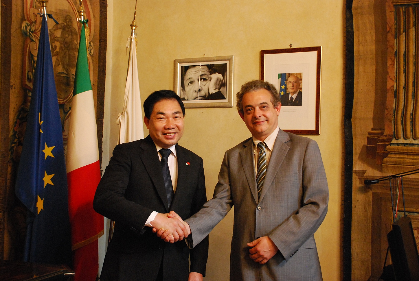 L'ambasciatore vietnamita Dang Khanh Thoai ed Andrea Barducci