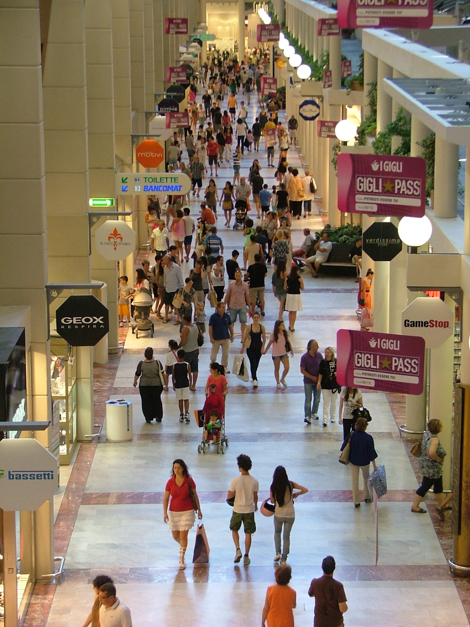 La galleria di un centro commerciale di Campi Bisenzio sabato mattina