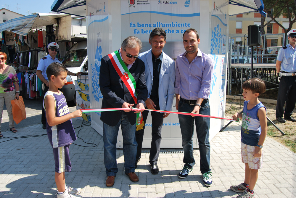 Inaugurazione del nuovo fontanello in piazza Amendola a Oste