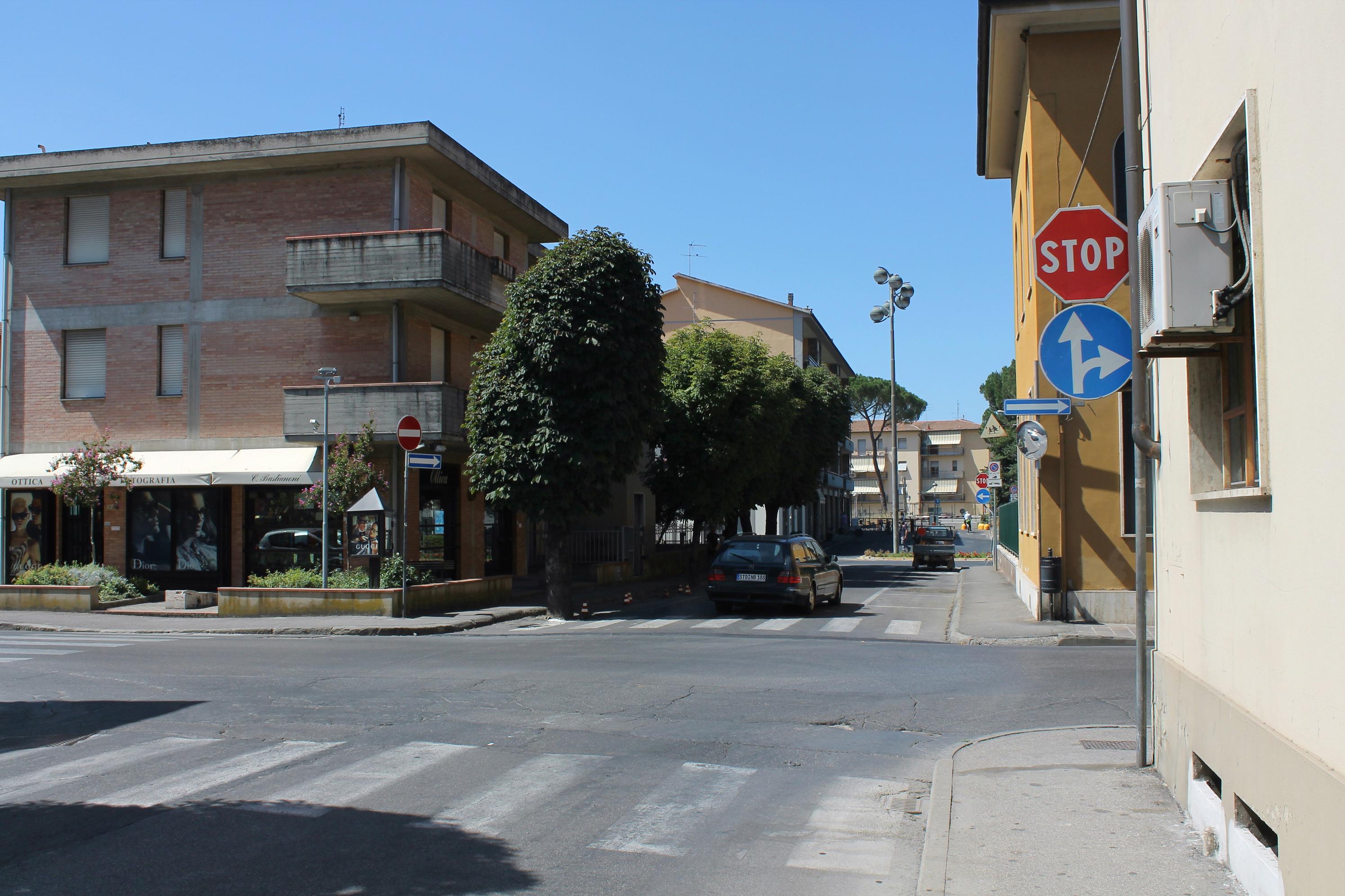 Via Trieste incrocio via Mazzini e sul fondo incrocio viale Matteotti - inversione senso di marcia