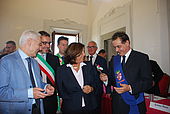 Barducci consegna le chiavi di Castelpulci al Ministro Severino