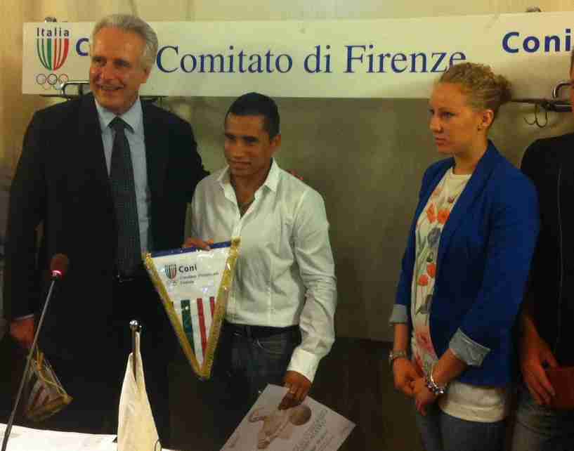 Il presidente del Coni Firenze Eugenio Giani con il pugile Rodrigo Bracco e la nuotattrice Chiara Masini Luccetti