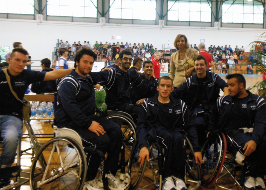 Atleti della Nazionale italiana under 23 di basket in carrozzina con l'assessore Di Giorgi