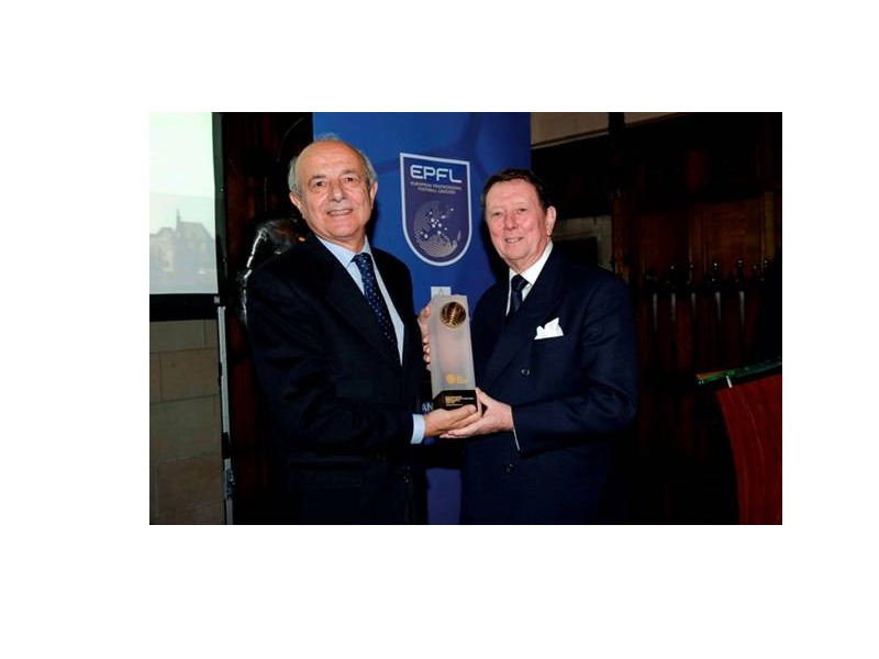 Archimede Pitrolo, Vicepresidente Lega Pro riceve il premio da Sir Richard David, Presidente dell’EPFL