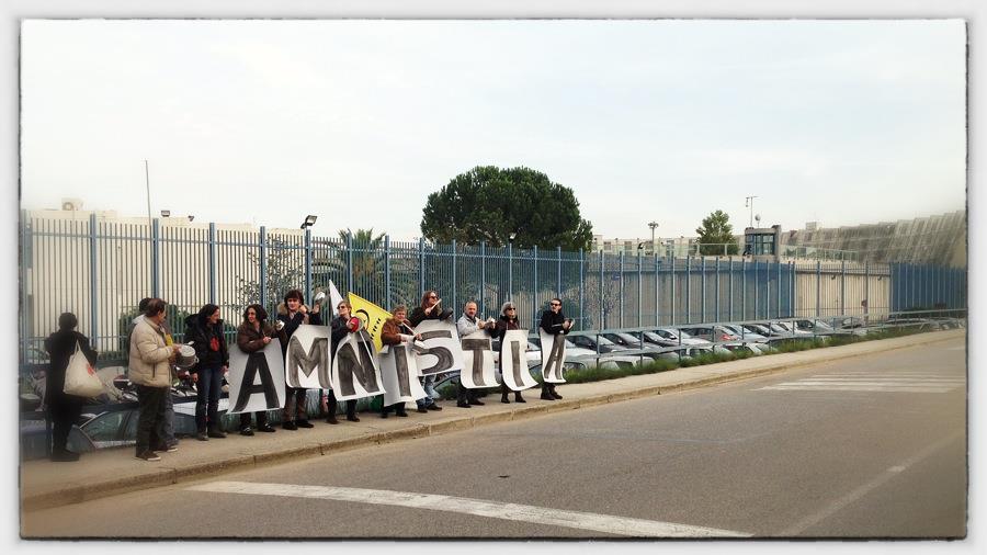 Un momento della manifestazione svoltasi stamani davanti al carcere fiorentino di Sollicciano