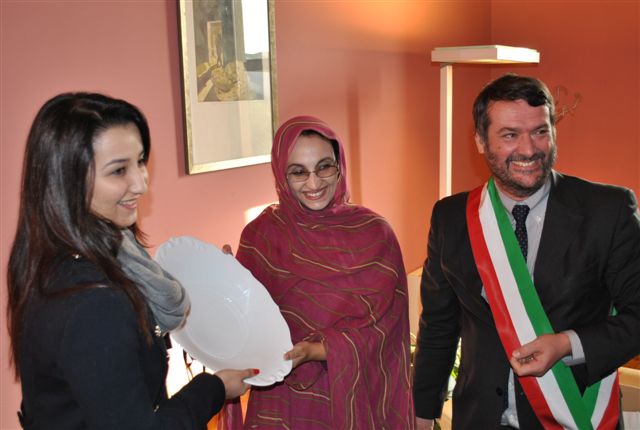 Aminatou Haidar con il sindaco Gianassi